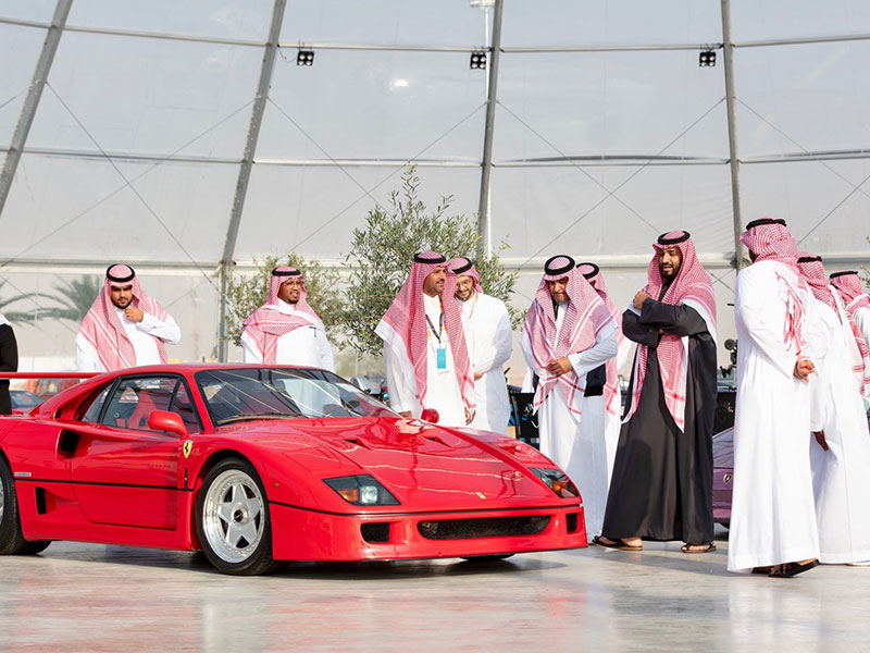 محمد بن سلمان يزور معرض الرياض للسيارات